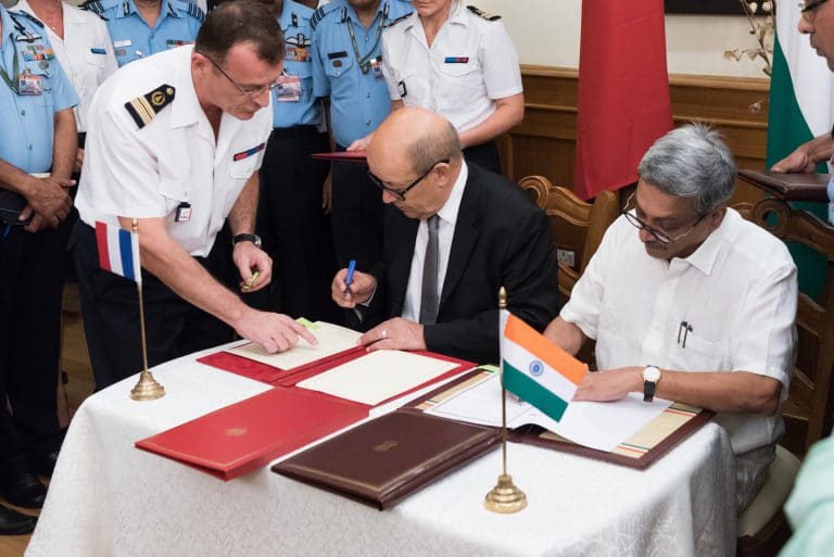 Signing ceremony of the sales contract for Rafale to India © Dassault Aviation - S. Fort