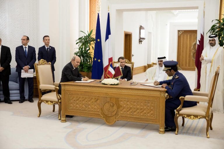 Signature du contrat de la vente de 12 Rafale à Doha, au Qatar, le 7 décembre 2017 en présence d'Emmanuel Macron, Président de la République française, Eric Trappier Président-directeur général de Dassault Aviation et Son Altesse le Cheik Tamim ben Hamad al-Thani, Emir du Qatar © Présidence de la république/P.Servent