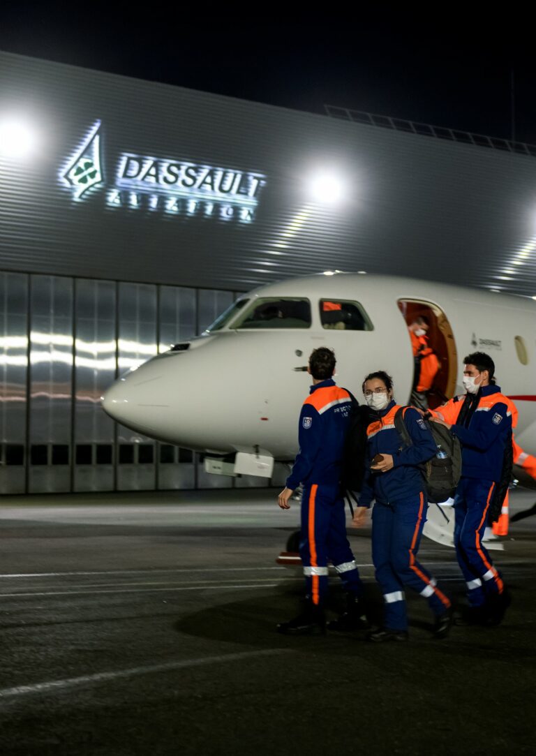 Transport de personnel soignant par Dassault Falcon Service