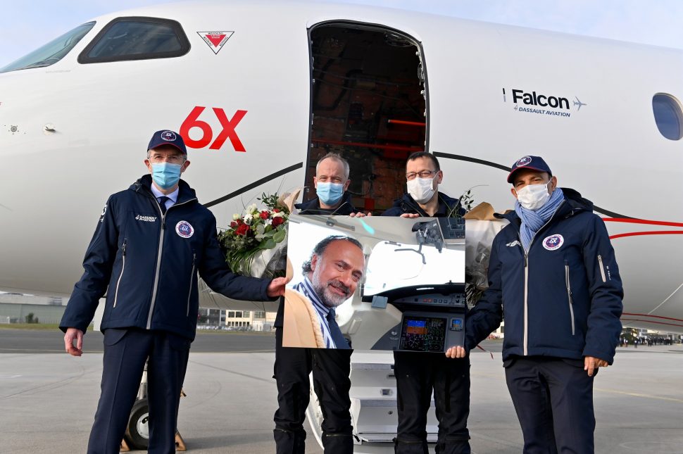 Hommage à Olivier Dassault lors du premier vol du Falcon 6X.
