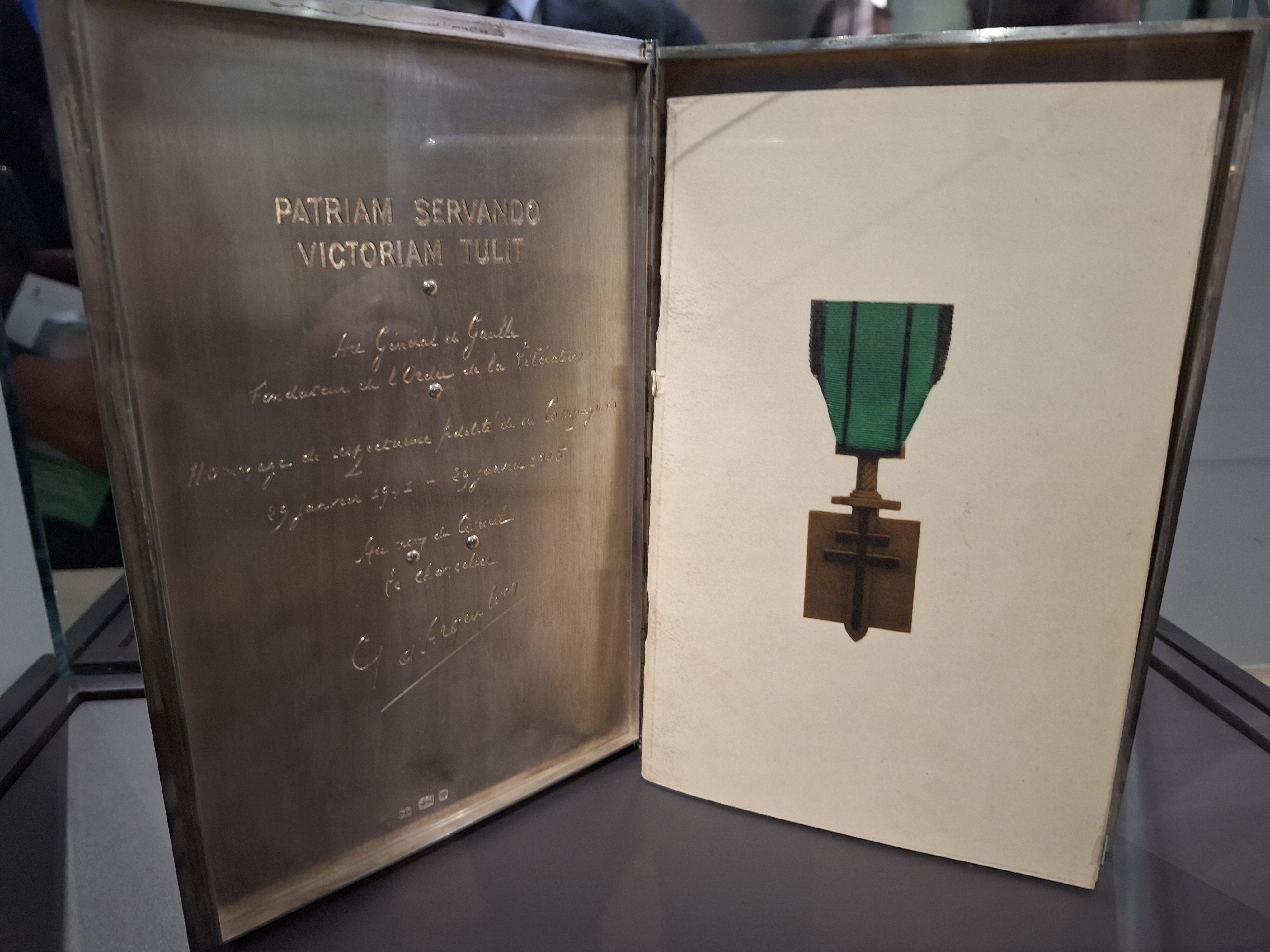 Dévoilement d’un étui reliure au musée de l’Ordre de la Libération